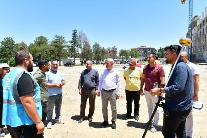 Başkan Çınar, Yeni Belediye Hizmet Binası İnşaatında Çalışan İşçilerle Bir Araya Geldi