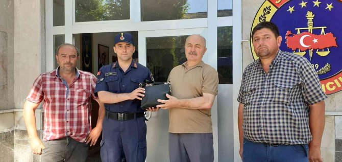 Yolda Buldukları Para Dolu Çantayı Jandarmaya Teslim Ettiler