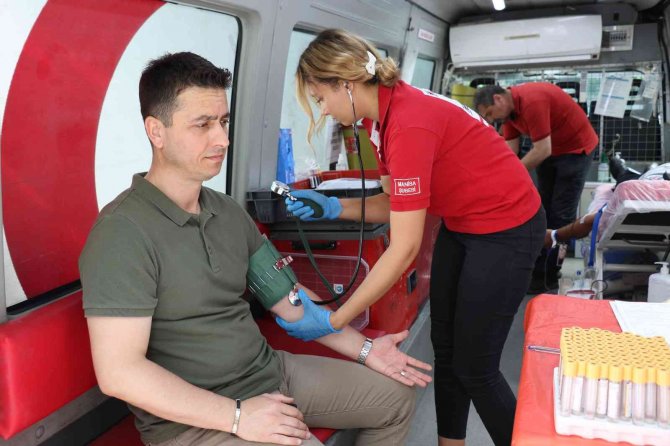 Yunusemre Belediye Personelinde Kızılay’a Kan Bağışı