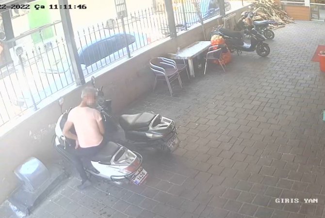 Çalışanların Gözü Önünde Motosikleti Çaldı, Sakinliğiyle Pes Dedirtti