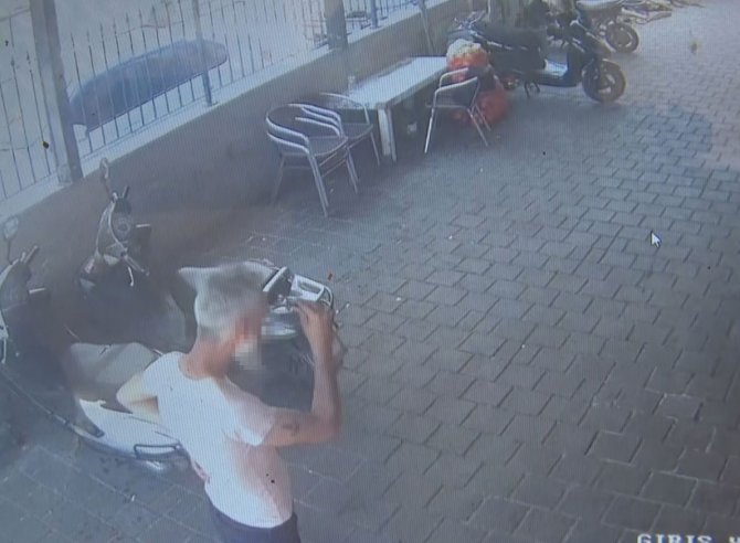 Çalışanların Gözü Önünde Motosikleti Çaldı, Sakinliğiyle Pes Dedirtti