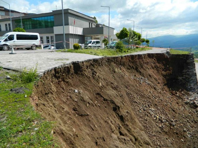 Posof’ta Sel İstinat Duvarını Yıktı