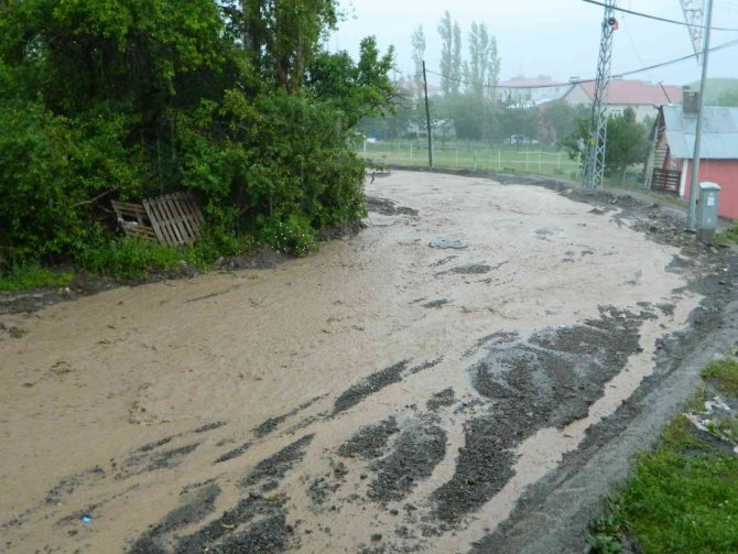 Posof’ta Sel İstinat Duvarını Yıktı