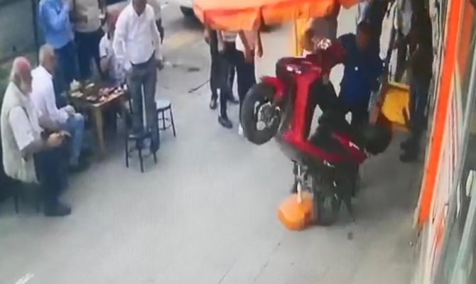 İ̇ki Gün Önce Aldığı Motosikletin Gaz İle Frenini Karıştırınca Çay Ocağına Daldı