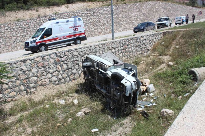 Şarampole Devrilen Kamyonetin Sürücüsü Kazadan Yara Almadan Kurtuldu