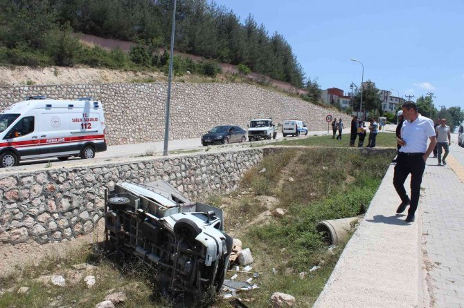 Şarampole Devrilen Kamyonetin Sürücüsü Kazadan Yara Almadan Kurtuldu