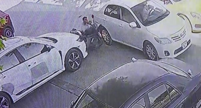 Çanta Alışverişi İçin Yol Ortasında Yan Yana Duran İki Sürücü Kazaya Davetiye Çıkardı