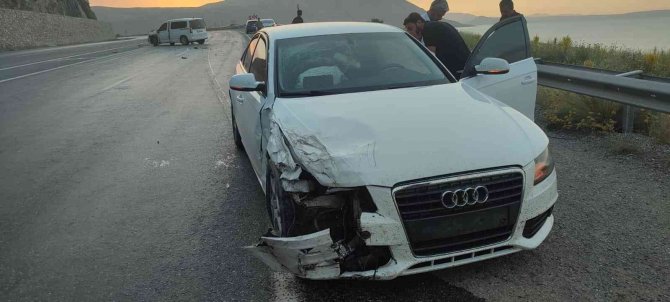 Tatvan’da Trafik Kazası: 3 Yaralı