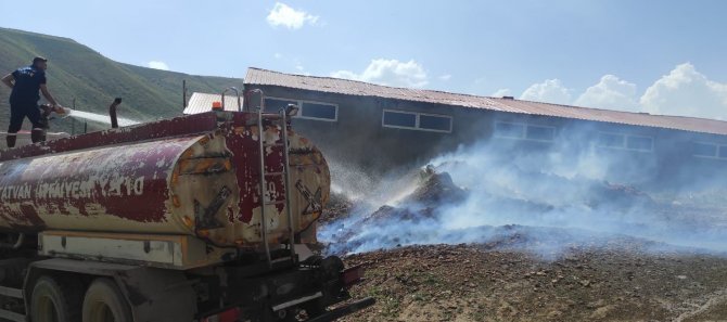 Tatvan’da Çıkan Yangın Yerleşim Yerlerine Sıçramadan Söndürüldü