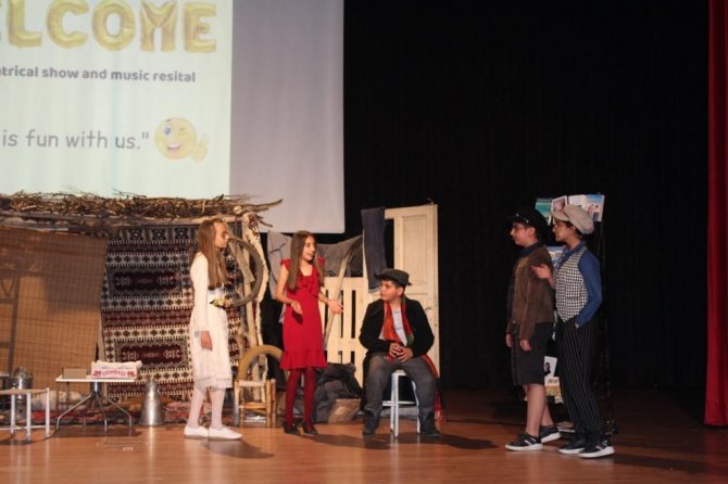 Bitlis’teki Öğrenciler İ̇ngilizce Tiyatro Sergiledi