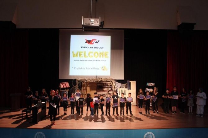 Bitlis’teki Öğrenciler İ̇ngilizce Tiyatro Sergiledi