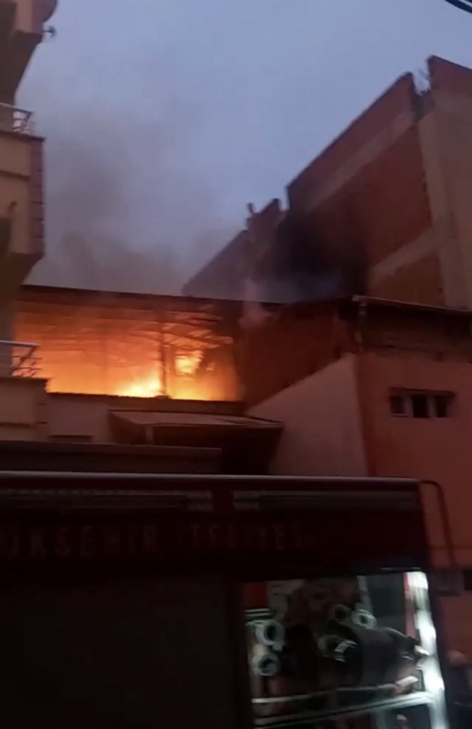 Bursa’da Büyük Panik...alev Alev Yandı Mahalleli Sokağa Döküldü