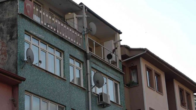 Evdeki Her Şeyi Balkondan Böyle Attı...kuzeni Gelince İkna Oldu