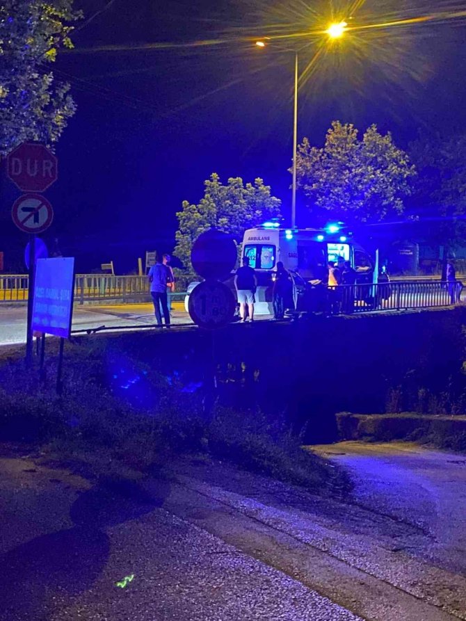 Bursa’da Alkollü Sürücü Demir Korkuluklara Çarptı: 1 Ölü, 1 Yaralı