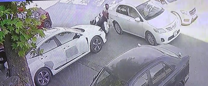 Çanta Alışverişi İçin Yol Ortasında Yan Yana Duran İki Sürücü Kazaya Davetiye Çıkardı