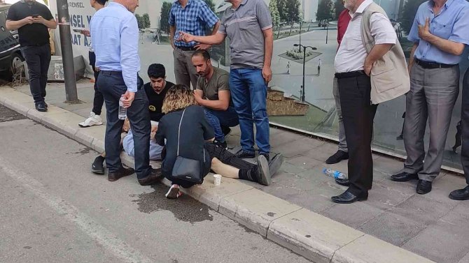 Elazığ’da Otomobil Yayaların Arasına Daldı: 3 Yaralı