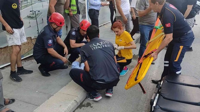 Elazığ’da Otomobil Yayaların Arasına Daldı: 3 Yaralı
