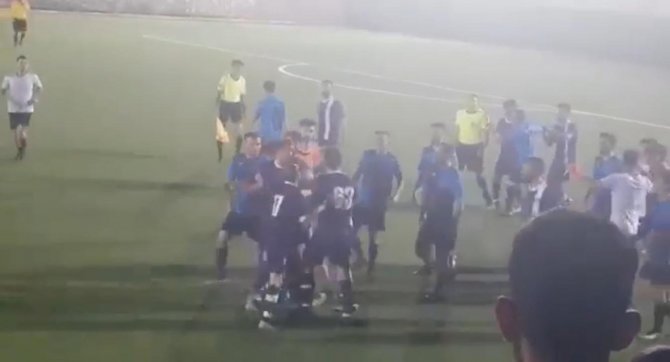 Amatör Maçta Tekme Ve Yumruklar Havada Uçuştu