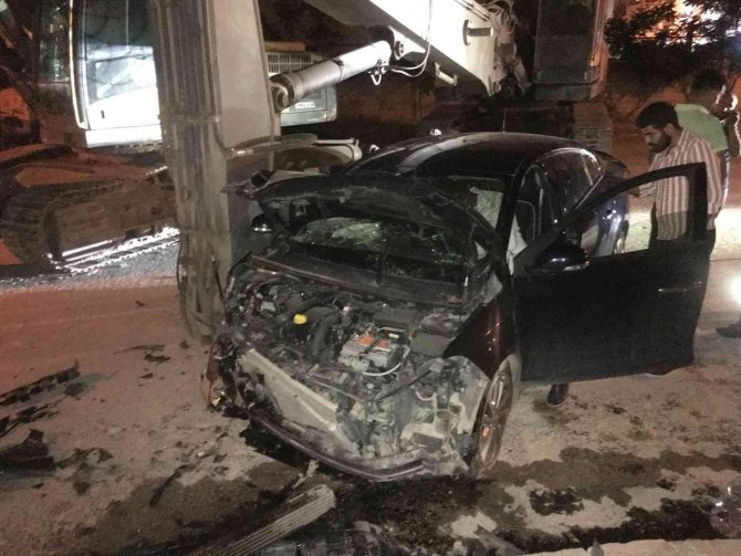 Elazığ’da Ekskavatöre Çarpan Otomobil Hurdaya Döndü: 2’si Ağır 3 Yaralı