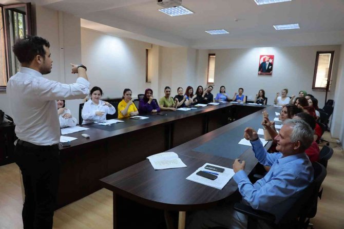 Denizli Büyükşehir Personeli İşaret Dili Öğreniyor