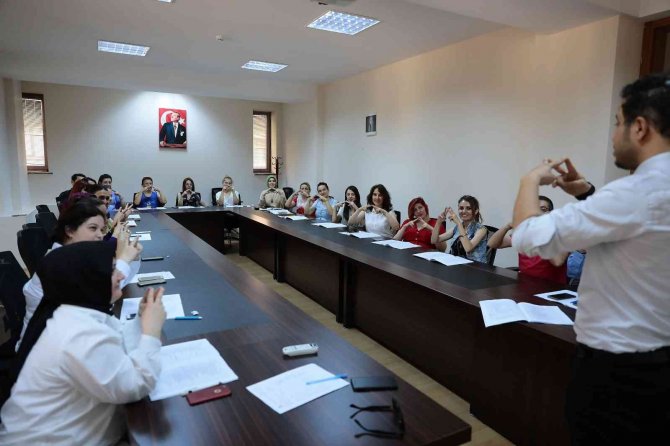 Denizli Büyükşehir Personeli İşaret Dili Öğreniyor