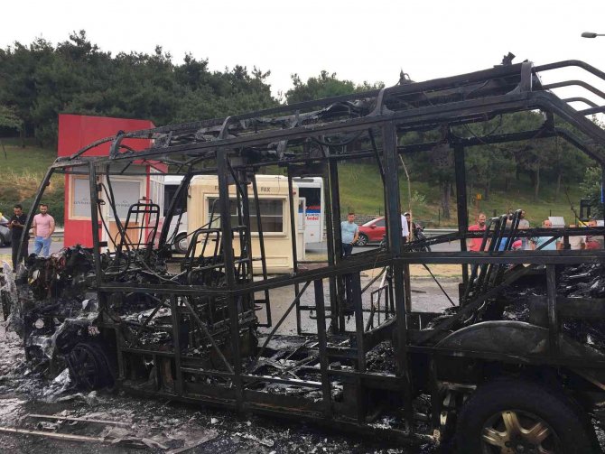 Esenler’de Alev Alev Yanan Minibüs Hurdaya Döndü