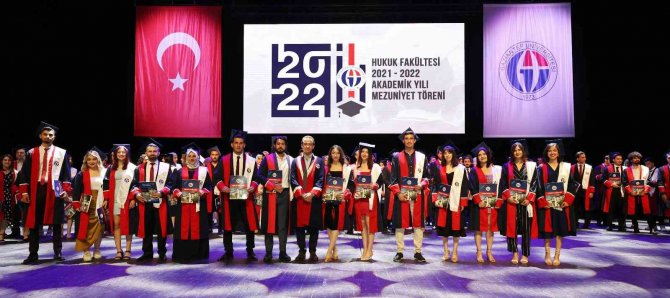 Genç Hukukçular Mezuniyet Sevinci Yaşadı