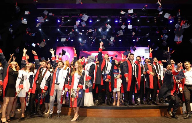 Genç Hukukçular Mezuniyet Sevinci Yaşadı