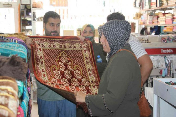 2 Yıl Aradan Sonra İşleri Açıldı, Hac Malzemesi Satan Esnafın Yoğunluğu Başladı