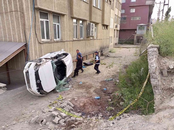 Kontrolden Çıkan Otomobil Belediyenin Bahçesine Düştü: 3 Yaralı