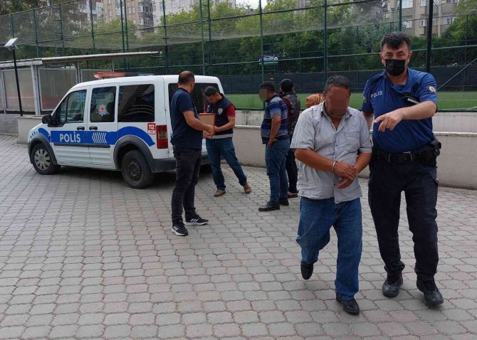 Buldukları Varilleri Dereye Döktüler: 4’ü Polis 8 Kişi Hastanelik Oldu