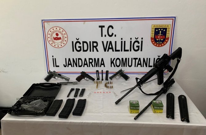 Ruhsatsız Silahları Restoranda Satmaya Çalışırken Yakalandılar
