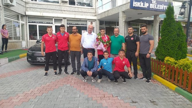 Başkan Sülük, Başarılı Güreşçiyi Ödüllendirdi