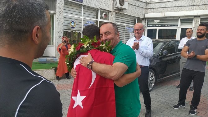 Başkan Sülük, Başarılı Güreşçiyi Ödüllendirdi