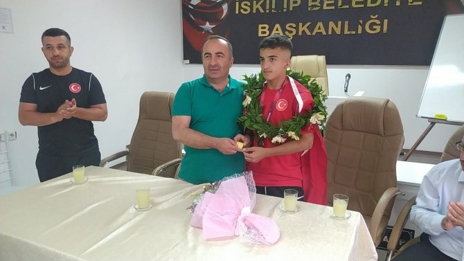 Başkan Sülük, Başarılı Güreşçiyi Ödüllendirdi