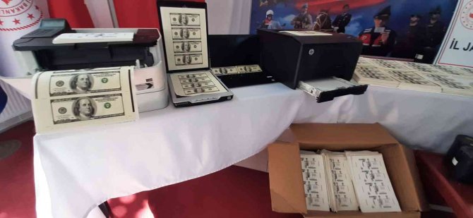 İ̇stanbul’da Jandarmadan Sahte Para Operasyonu Kamerada: Sahte 3 Milyon Dolar Ele Geçirildi
