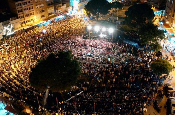 Sanatçı Tuğba Yurt, Bergama’da Binlerce Kişiye Konser Verdi