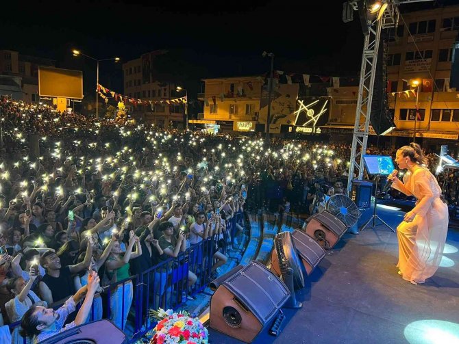 Sanatçı Tuğba Yurt, Bergama’da Binlerce Kişiye Konser Verdi