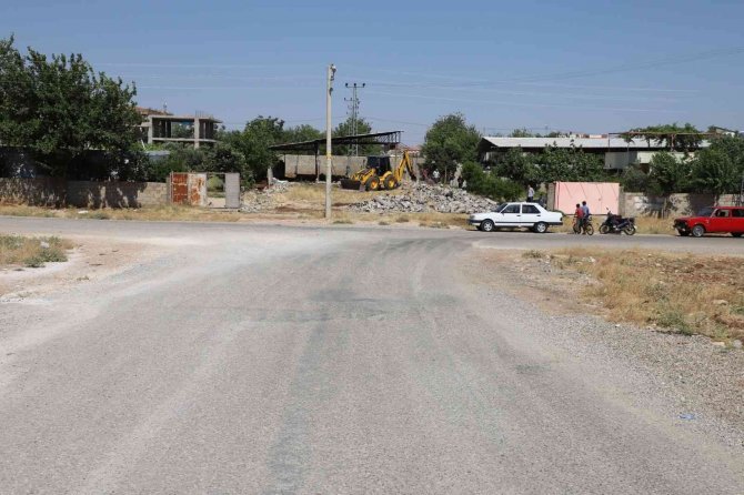 Kahta’daki Kullanıma Kapalı Yapılar Kaldırarak Yollar Trafiğe Açılıyor