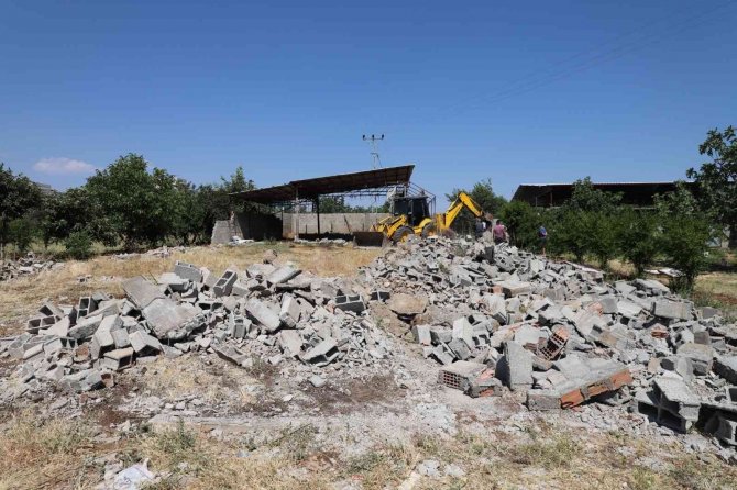 Kahta’daki Kullanıma Kapalı Yapılar Kaldırarak Yollar Trafiğe Açılıyor