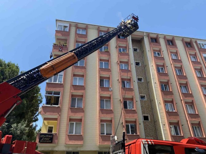 Kartal’da Ev Sahibi Ocakta Yemek Unuttu, Evi Yandı