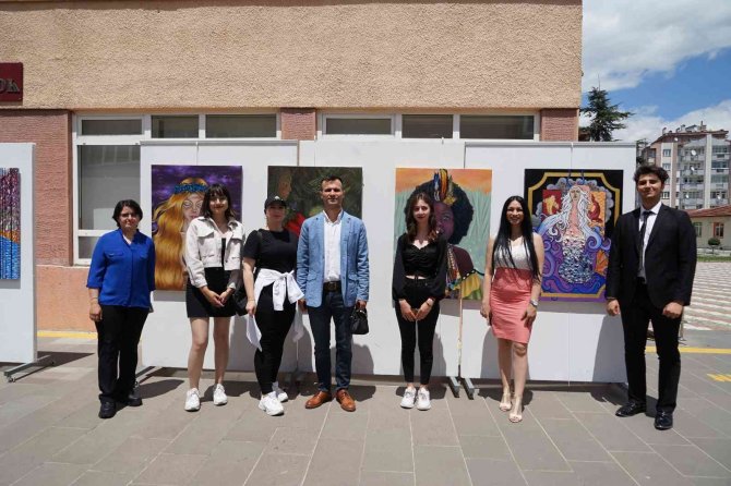 Üniversite Öğrencilerinin El Emeği Eserleri, Sergide Beğeniye Sunuldu