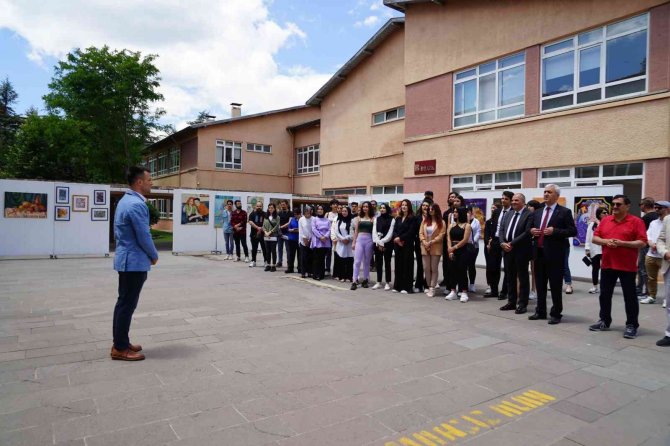 Üniversite Öğrencilerinin El Emeği Eserleri, Sergide Beğeniye Sunuldu