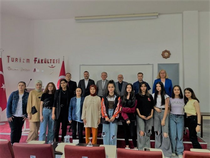 Geleceğin Şefleri Üniformalarını Törenle Aldı