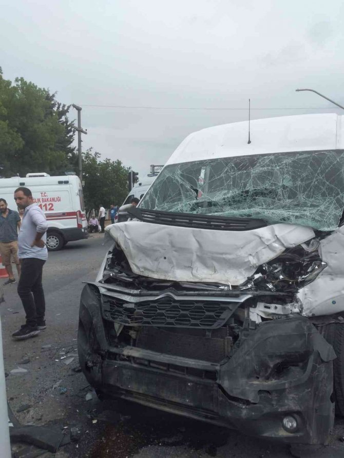 Fabrika İşçilerini Taşıyan Minibüsler Çarpıştı: 11 Yaralı
