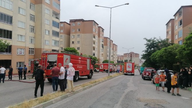 Binanın Çatısı Alev Alev Yandı, Vatandaşlar Sokağa Döküldü