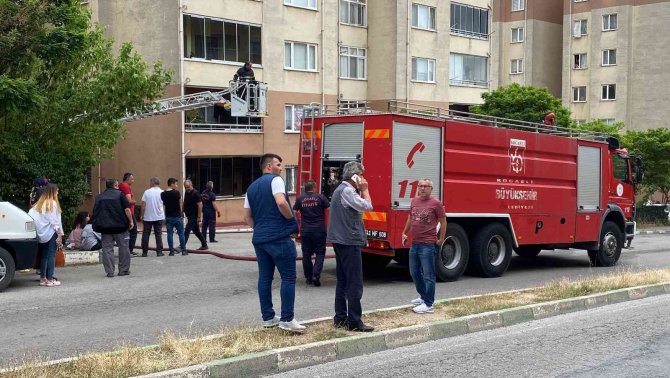 Binanın Çatısı Alev Alev Yandı, Vatandaşlar Sokağa Döküldü