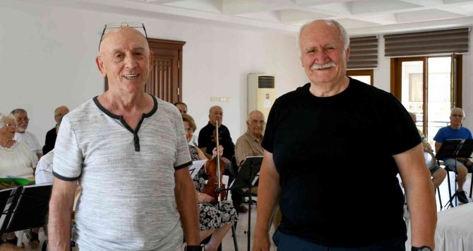 Kuşadası’nda Emekli Yazlıkçılar Müzik Aşkıyla Bir Araya Geldi