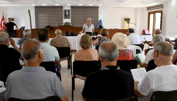 Kuşadası’nda Emekli Yazlıkçılar Müzik Aşkıyla Bir Araya Geldi