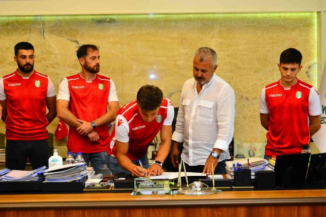 Manavgat Belediyespor’da 14 İmza Birden Atıldı